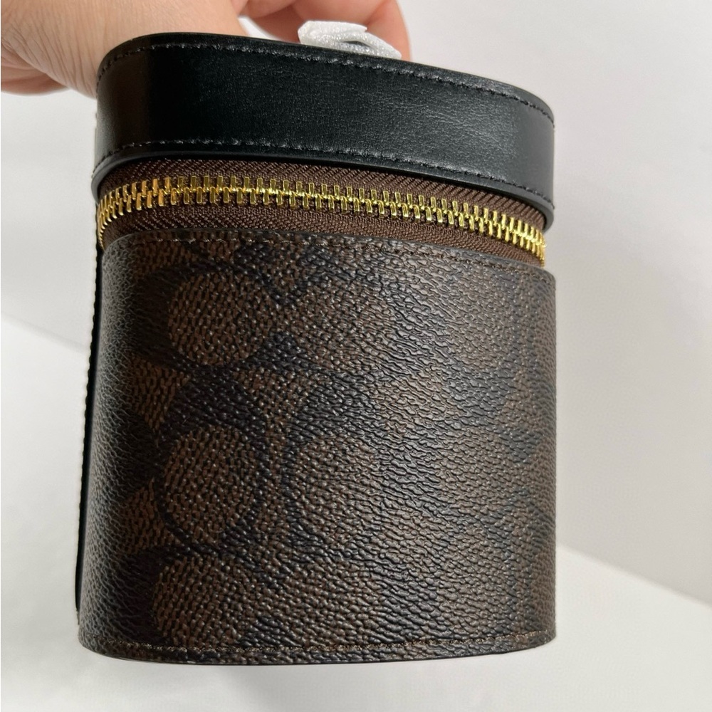 Sold Coach Cosmetic Case In Signature Canvas CW728- Walnut/Black NWT - Picture 6 of 7